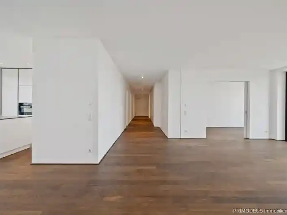 Großzügige 4-Zimmer-Wohnung im rennomierten AXIS Tower!