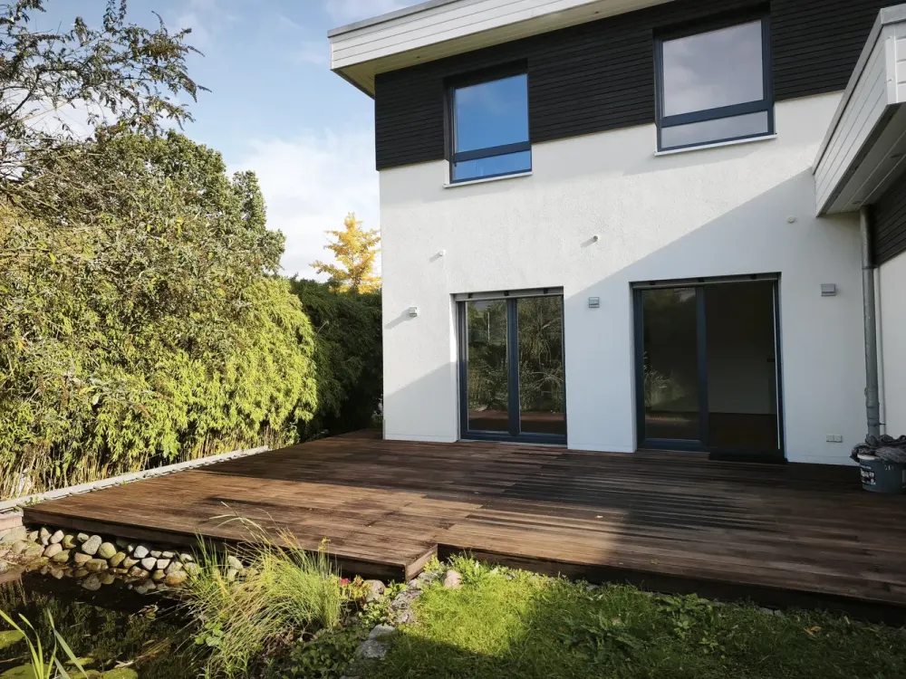 Modern 3-Room Maisonette with Garden & Roof Terrace