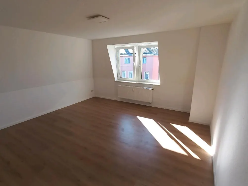 Helle 2-Raum-Wohnung mit sonnigem Balkon & EBK in Dresden-Leuben