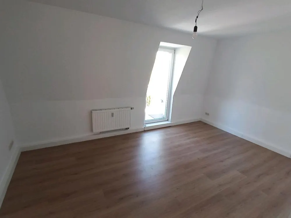 Helle 2-Raum-Wohnung mit sonnigem Balkon & EBK in Dresden-Leuben
