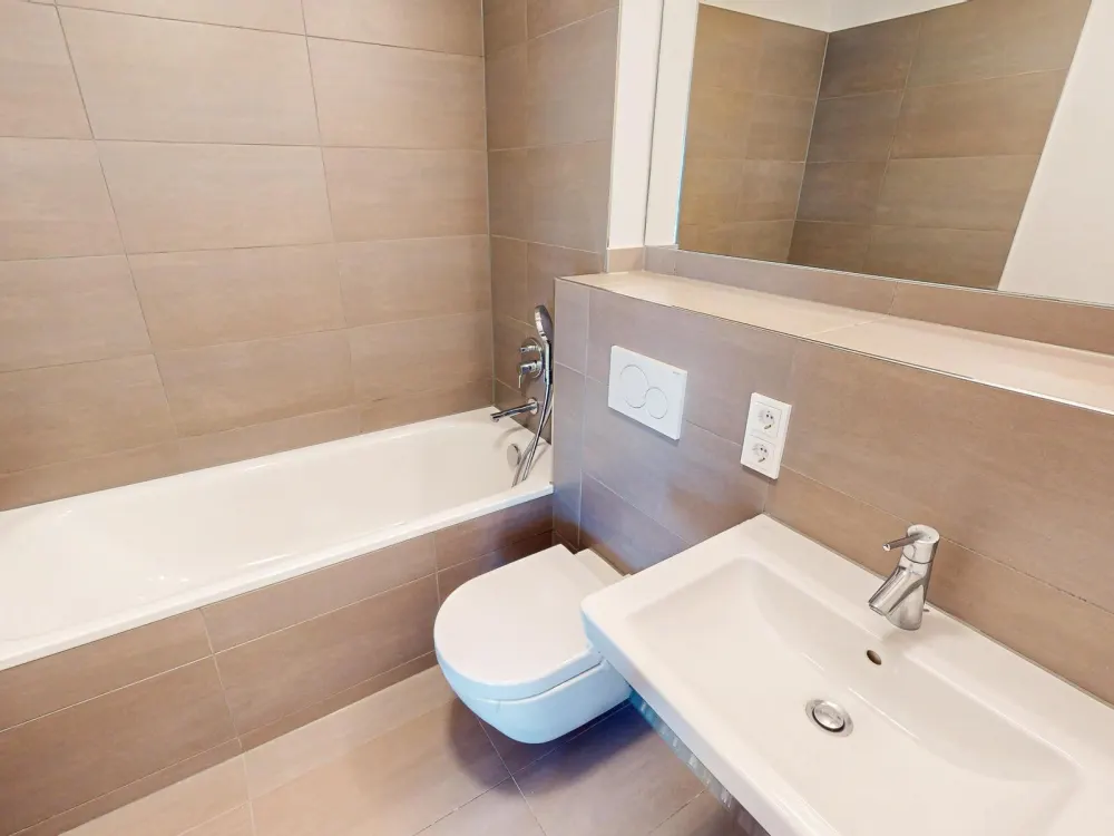 Exlusive 4-Zimmer-Wohnung mit EBK, Dachterrasse und zwei Bädern