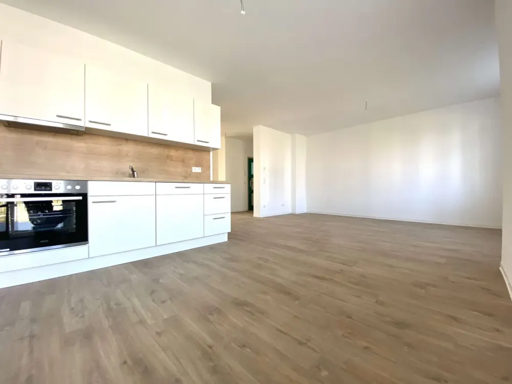 Bright 3-Room Apartment - Fitted Kitchen - Large Balcony with Garden Access - Parking Spaces in Parking Garage