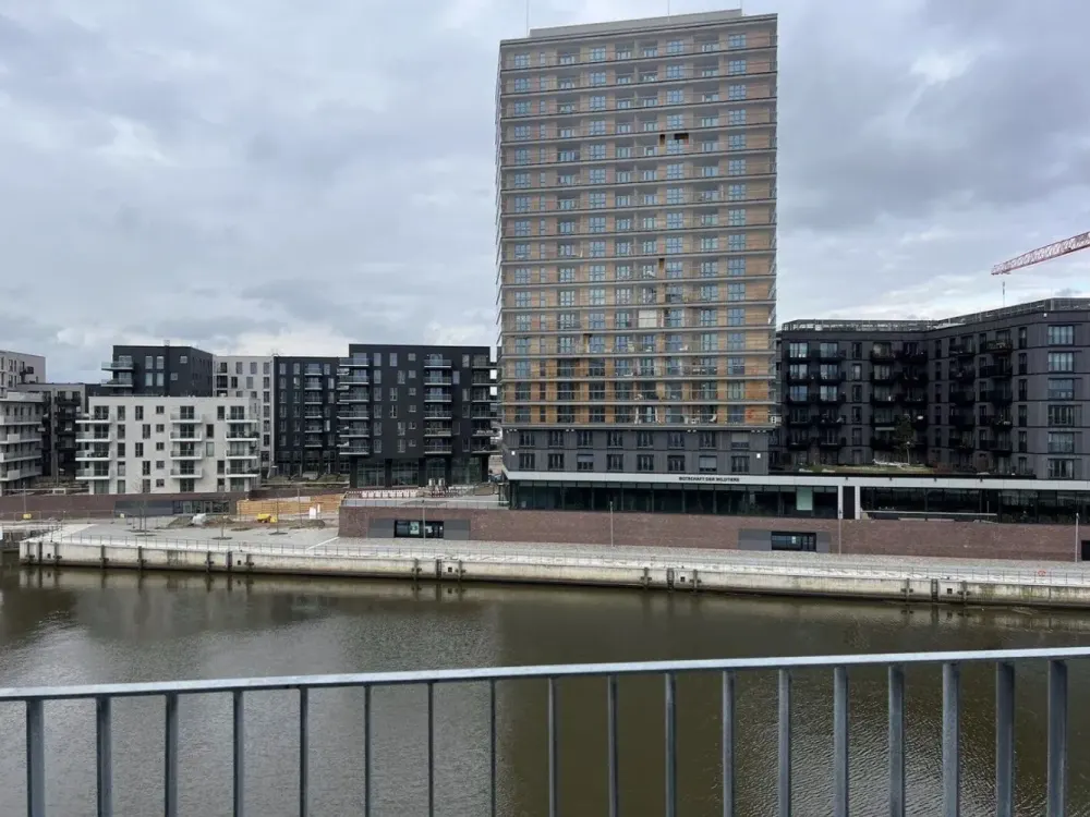 Familienwohnen mit Wasserblick: Barrierefreier Neubau für einen Fünf-Personen-Haushalt