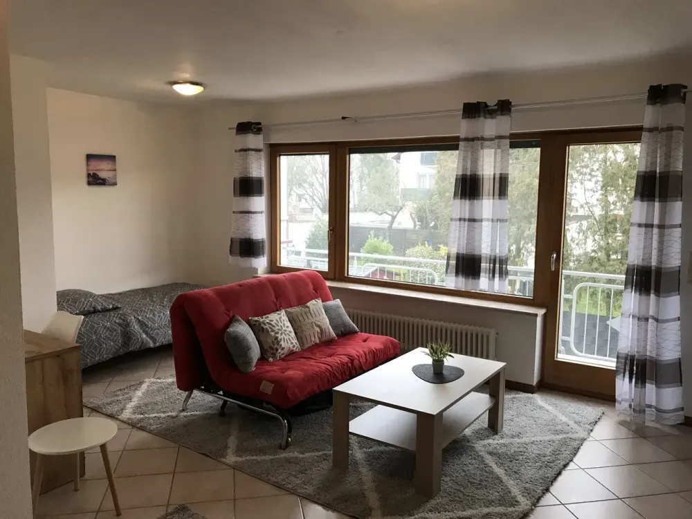 1-Z. Apartment, möbliert, eigenes Badezimmer, Balkon, Terrasse / Küche u. Garten zur Mitnutzung