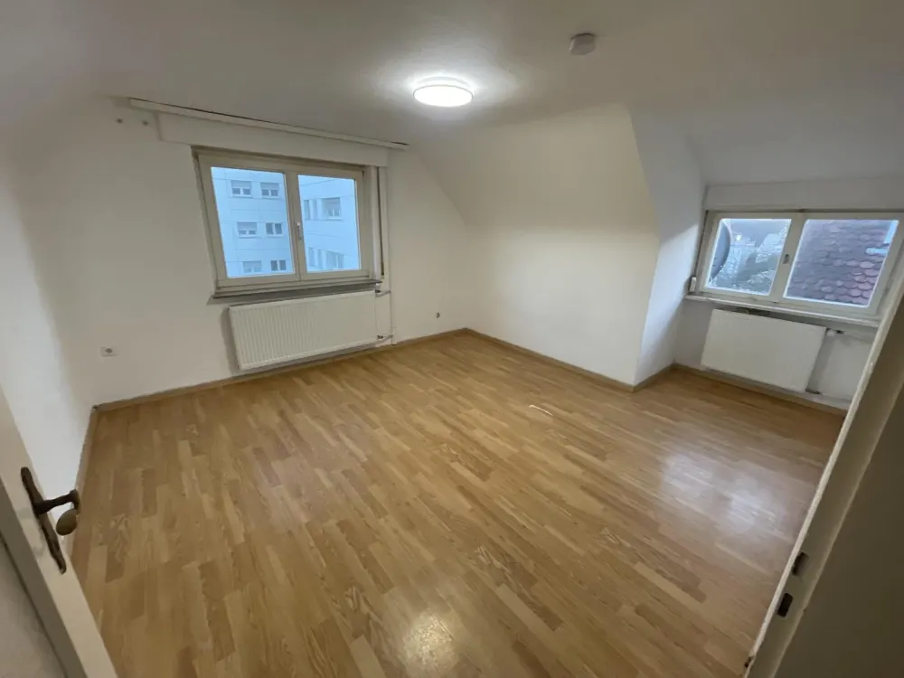Sonnige 3 Zimmer DG-Whg.m.Stellplatz und Einbauküche in Stammheim ruhige Straße