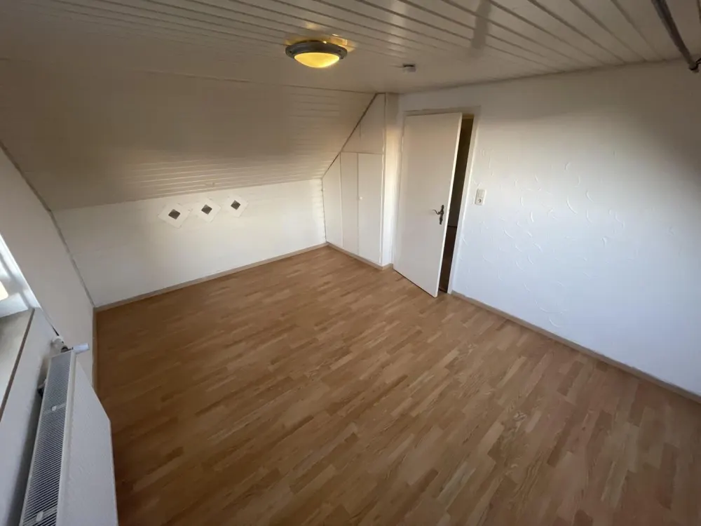 Sonnige 3 Zimmer DG-Whg.m.Stellplatz und Einbauküche in Stammheim ruhige Straße