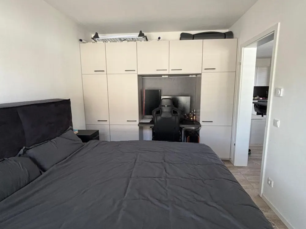 Successor Tenant Wanted - Built-in Furniture Takeover Required