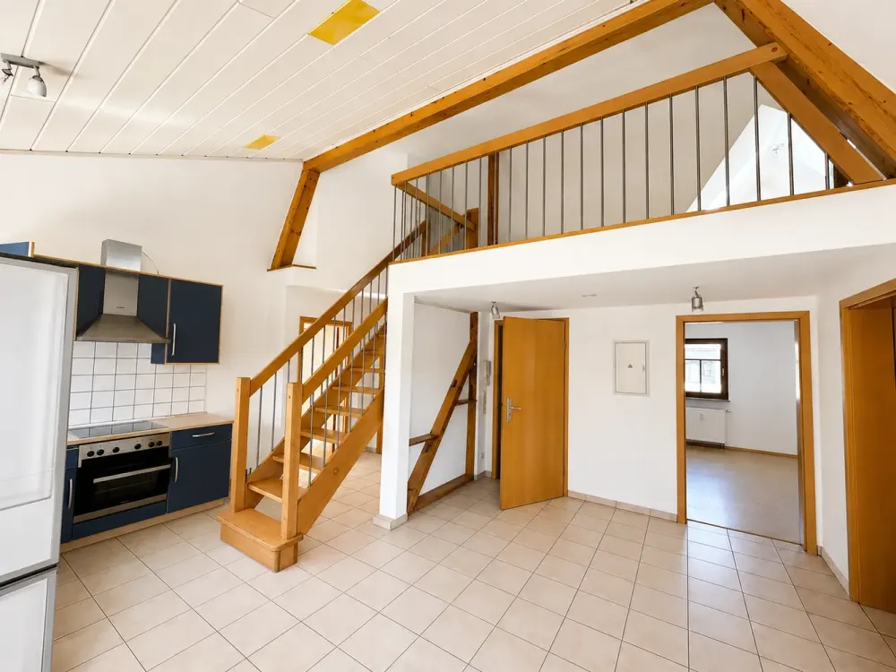 Completely Renovated 3.5 - 4-Room Gallery Apartment with Fitted Kitchen, Balcony and Shared Garden