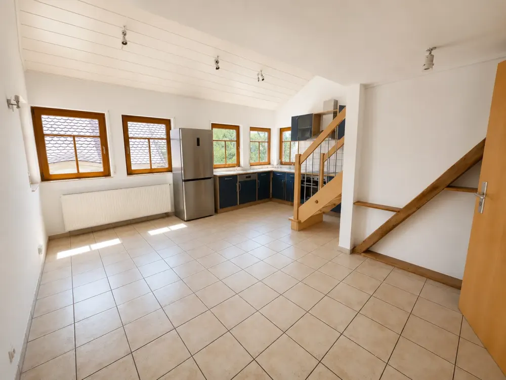 Completely Renovated 3.5 - 4-Room Gallery Apartment with Fitted Kitchen, Balcony and Shared Garden