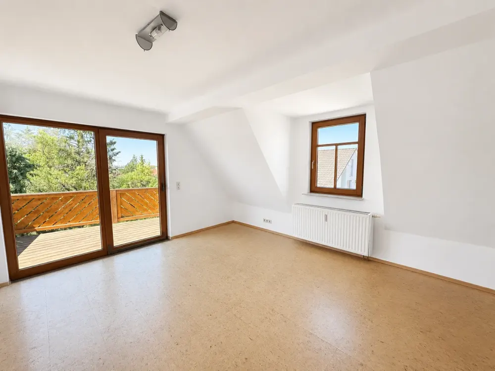 Completely Renovated 3.5 - 4-Room Gallery Apartment with Fitted Kitchen, Balcony and Shared Garden