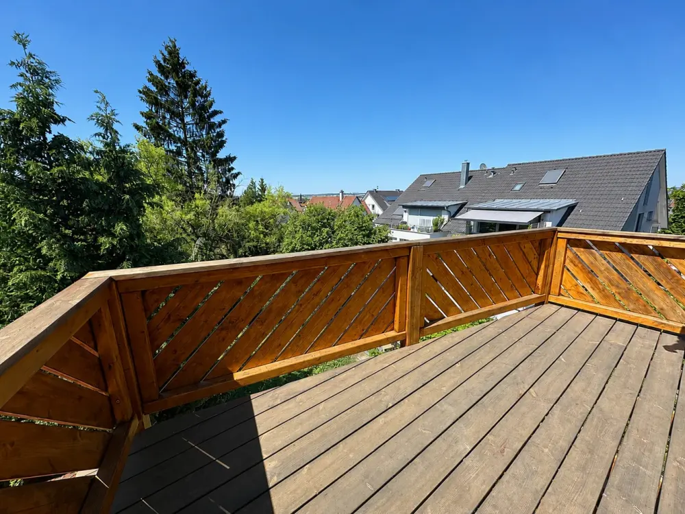 Completely Renovated 3.5 - 4-Room Gallery Apartment with Fitted Kitchen, Balcony and Shared Garden