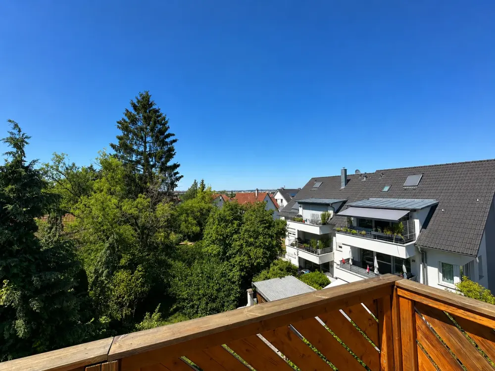 Completely Renovated 3.5 - 4-Room Gallery Apartment with Fitted Kitchen, Balcony and Shared Garden