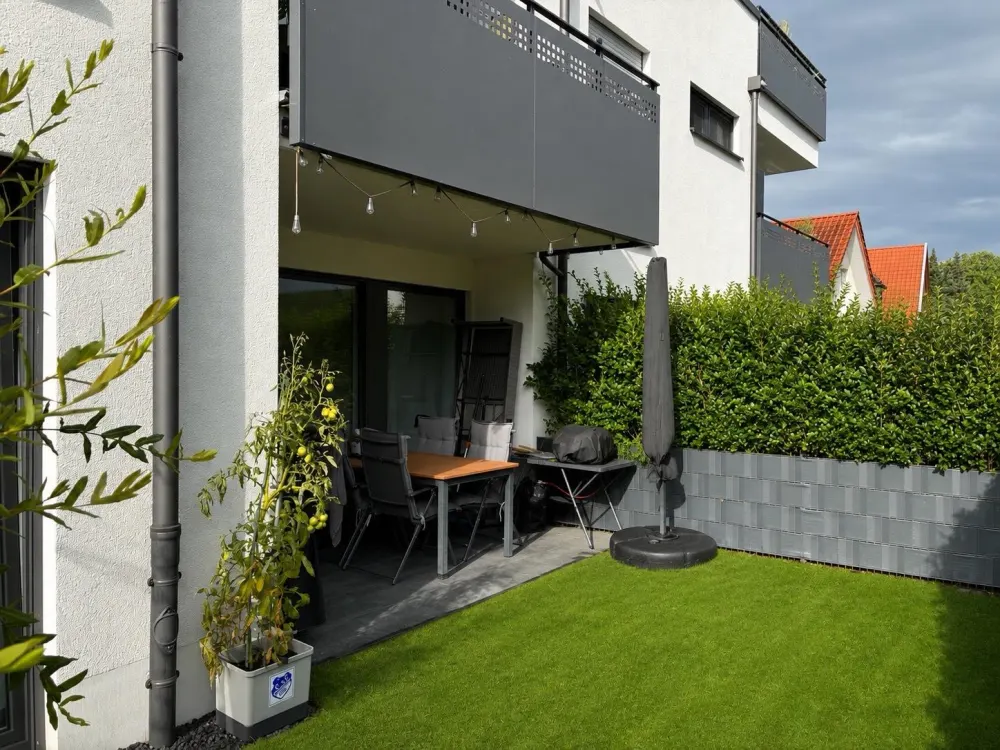 Moderne 2-Zimmer Erdgeschosswohnung mit eigenem Garten & TG-Platz