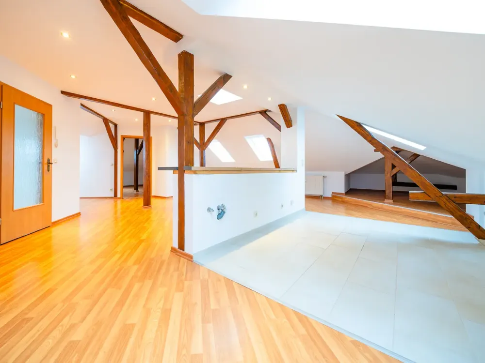 Bright 2-Room Apartment in the Attic * Bathroom with Shower & Washing Machine Connection * Storage Room * Good Public Transport * TOP *