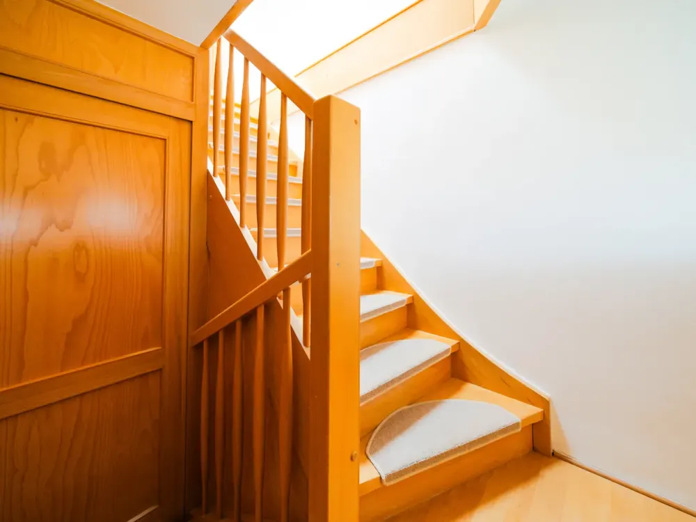 Bright 2-Room Apartment in the Attic * Bathroom with Shower & Washing Machine Connection * Storage Room * Good Public Transport * TOP *