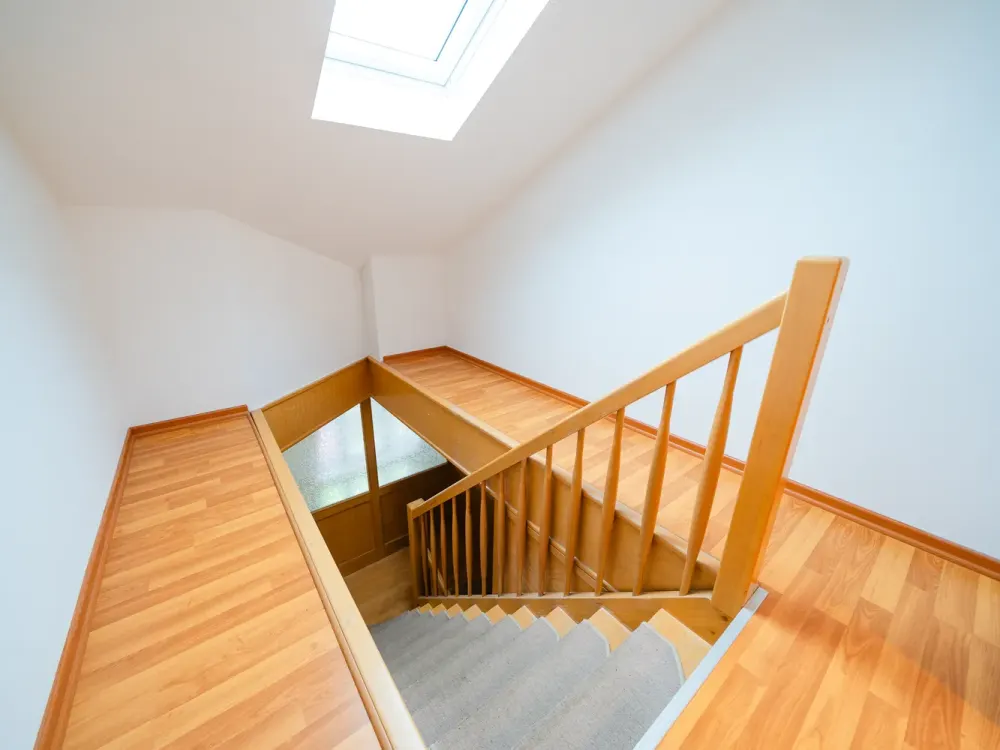 Bright 2-Room Apartment in the Attic * Bathroom with Shower & Washing Machine Connection * Storage Room * Good Public Transport * TOP *