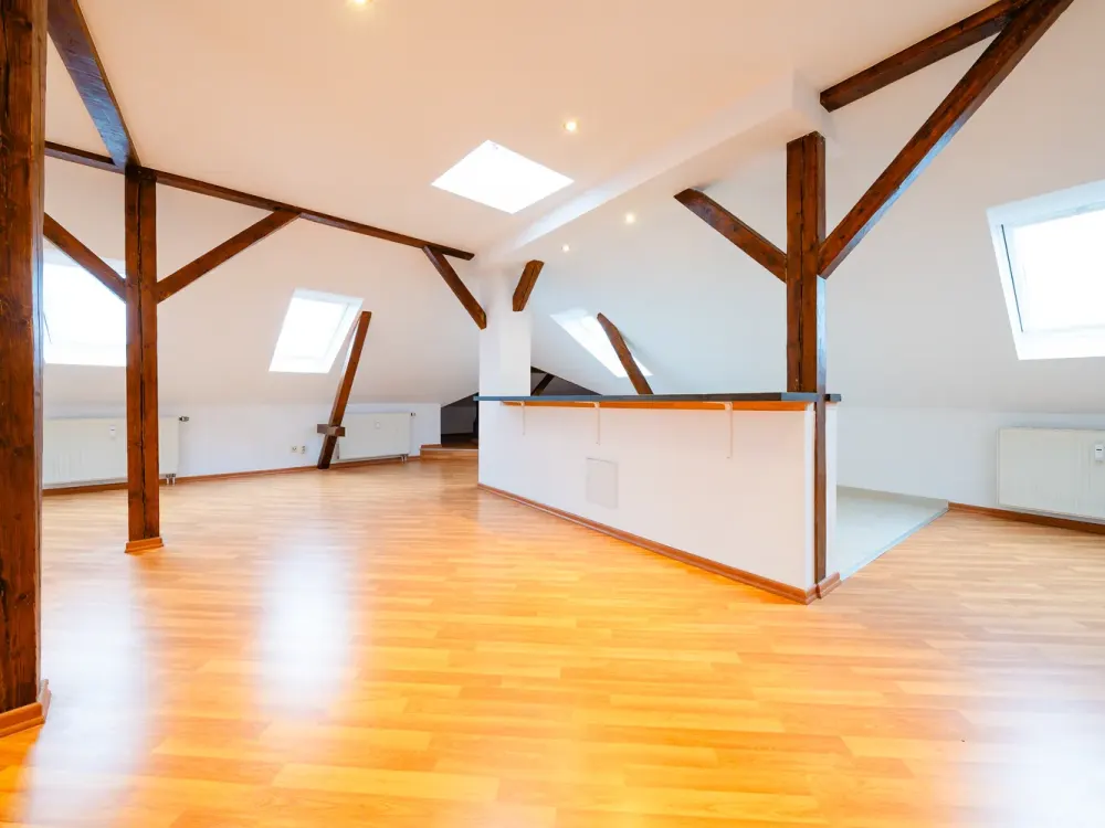 Bright 2-Room Apartment in the Attic * Bathroom with Shower & Washing Machine Connection * Storage Room * Good Public Transport * TOP *