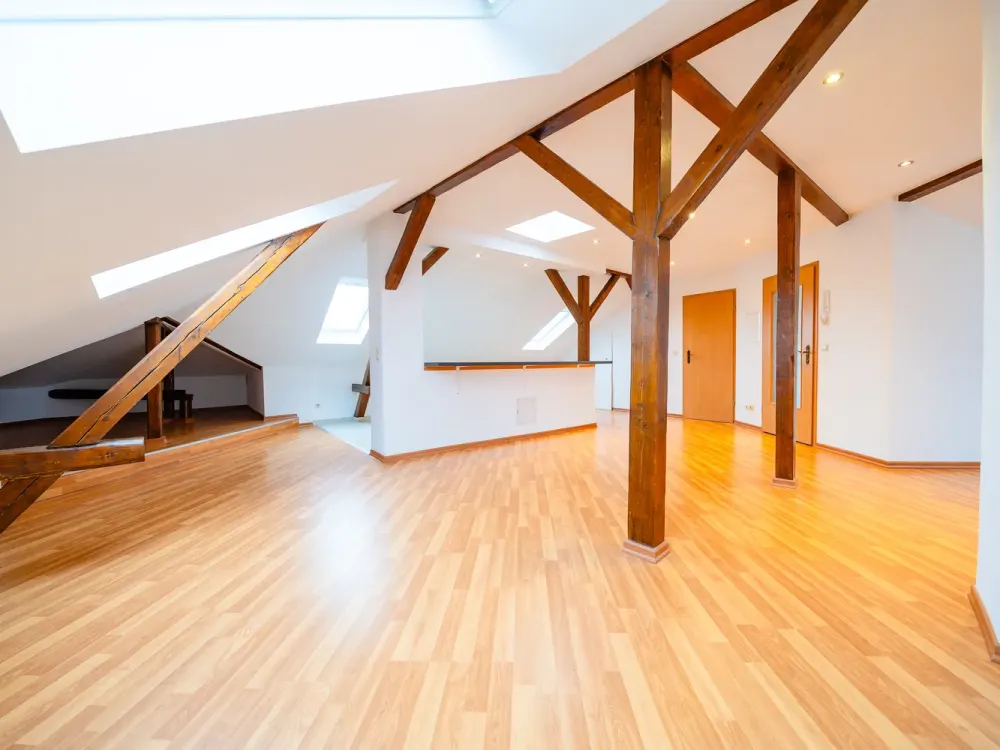 Bright 2-Room Apartment in the Attic * Bathroom with Shower & Washing Machine Connection * Storage Room * Good Public Transport * TOP *