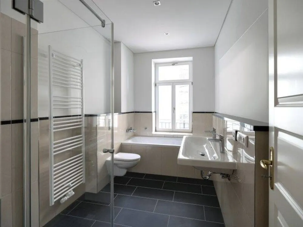 Traumhafte 4-Zimmerwohnung im denkmalgeschützten Altbau mit Balkon