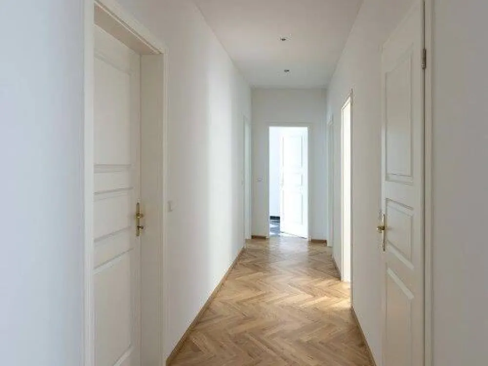 Traumhafte 4-Zimmerwohnung im denkmalgeschützten Altbau mit Balkon