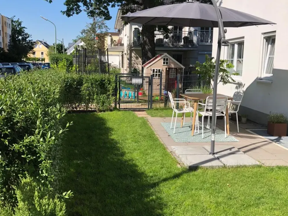 Helle und ruhig gelegene 5-Zimmer-EG-Wohnung mit kleinem Garten und EBK in Waldtrudering