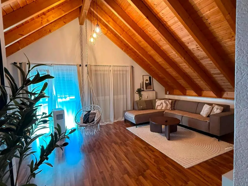 Attraktive und lichtdurchflutete 3-Zimmer-Dachgeschosswohnung