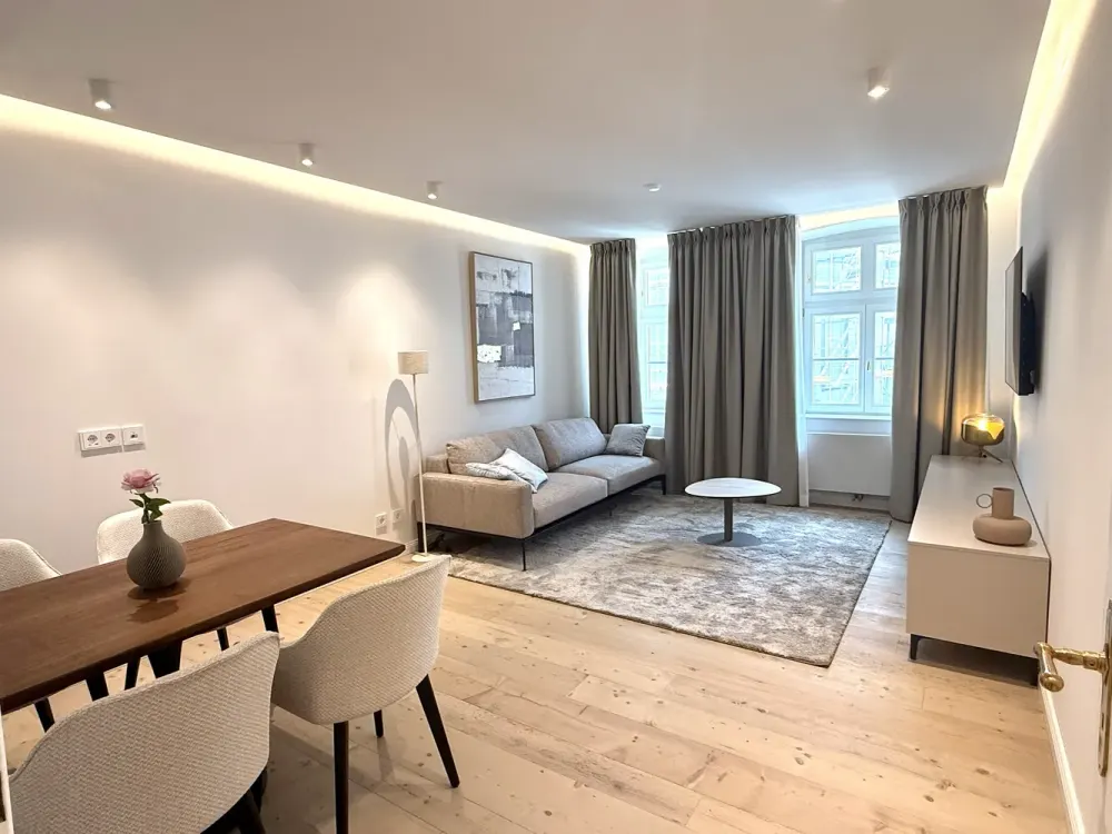 Luxurious Furnished 3-Room Apartment with Balcony