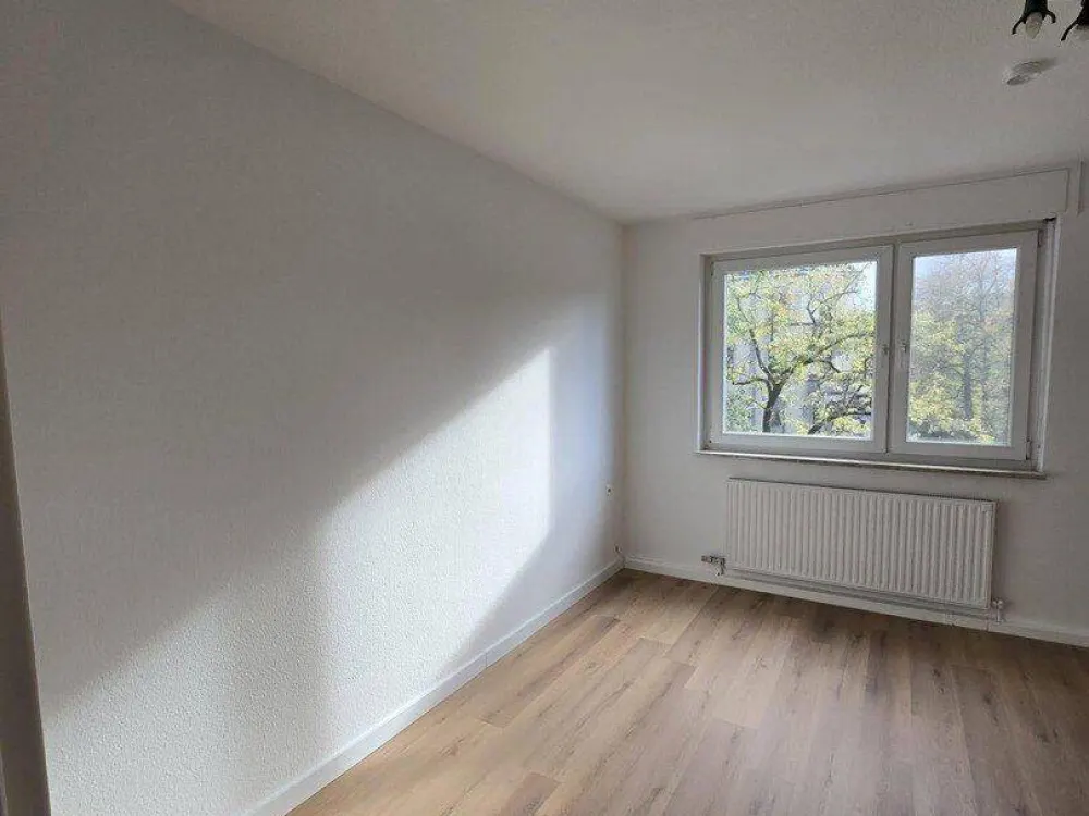 For Shared Flat, Couples or Families: Renovated 2-Room Apartment with Fitted Kitchen in Südweststadt