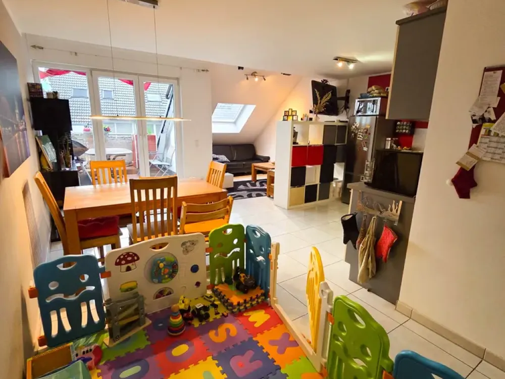 Moderne 3-Zimmer-Maisonette-Wohnung mit Balkon und EBK, zentral in Hürth-Efferen