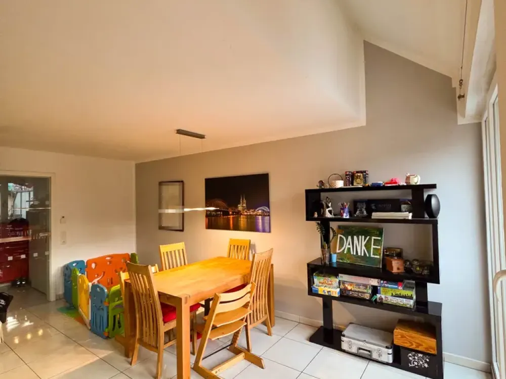 Moderne 3-Zimmer-Maisonette-Wohnung mit Balkon und EBK, zentral in Hürth-Efferen
