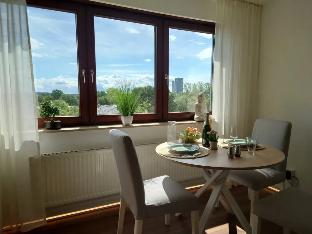 Hochwertig sanierte 2-Zimmer-Wohnung mit Balkon, Weitblick & TG-Stellplatz, möbliert, All-inclusive