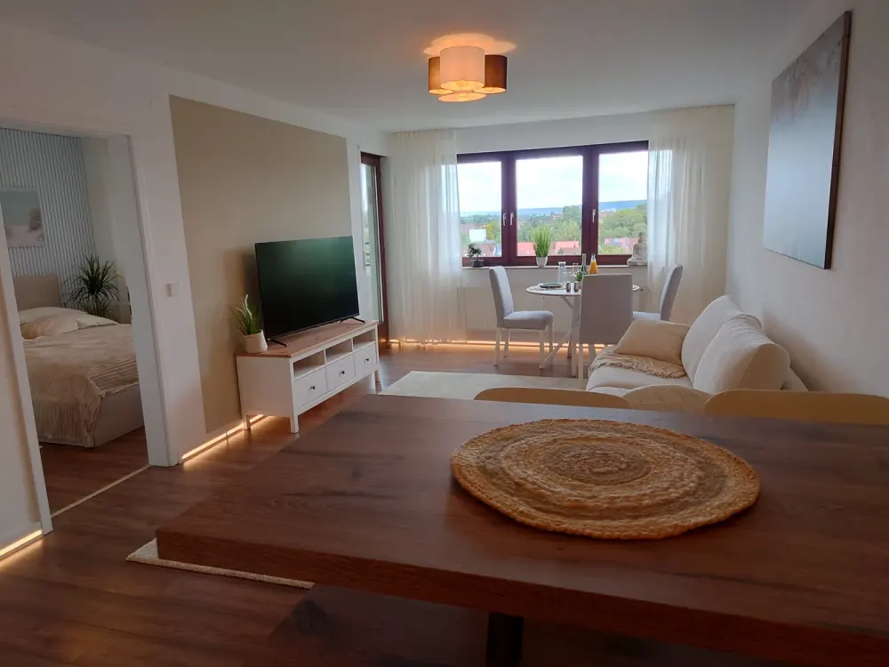 Hochwertig sanierte 2-Zimmer-Wohnung mit Balkon, Weitblick & TG-Stellplatz, möbliert, All-inclusive