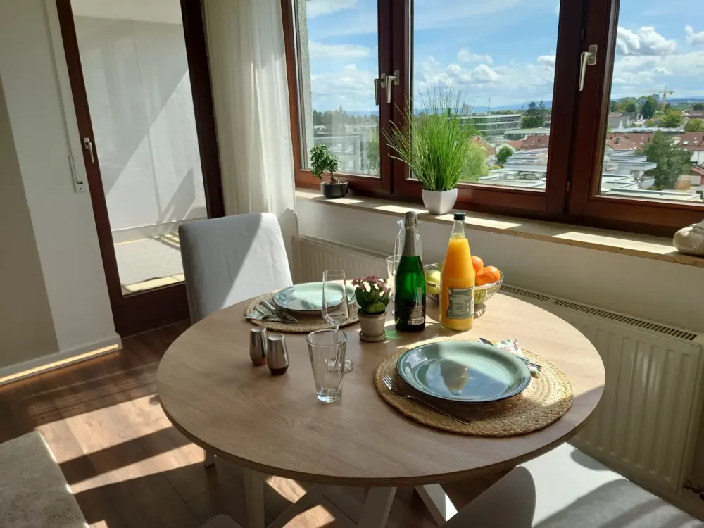 Hochwertig sanierte 2-Zimmer-Wohnung mit Balkon, Weitblick & TG-Stellplatz, möbliert, All-inclusive