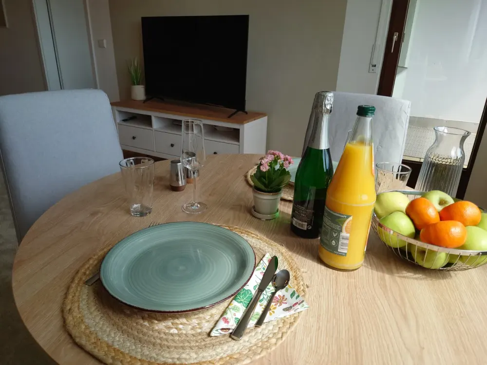 Hochwertig sanierte 2-Zimmer-Wohnung mit Balkon, Weitblick & TG-Stellplatz, möbliert, All-inclusive