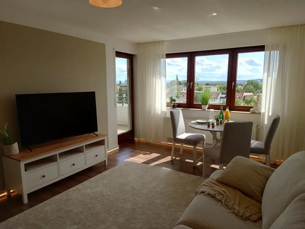 Hochwertig sanierte 2-Zimmer-Wohnung mit Balkon, Weitblick & TG-Stellplatz, möbliert, All-inclusive