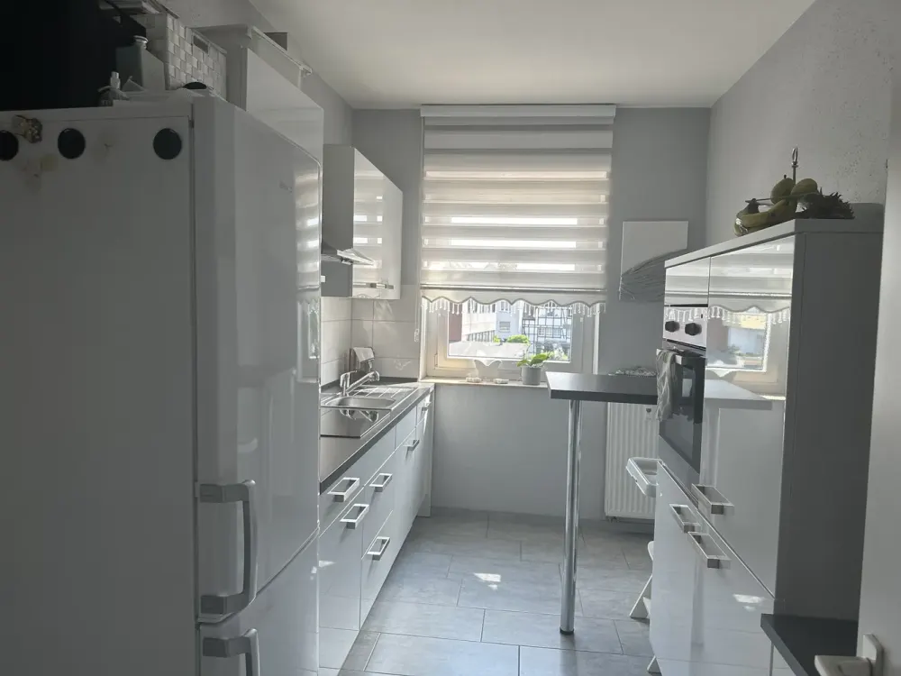 Mit Aufzug! Zentral gelegene 2 Zimmerwohnung, Balkon u. EBK, Wohnen mit kurzen Wegen