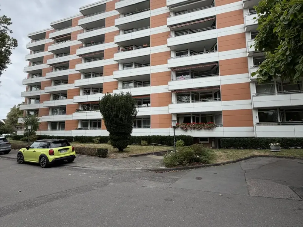 HelleAttraktive 2-Zimmer-Wohnung mit Balkon, Aufzug & Tiefgarage in Düsseldorf-Stockum