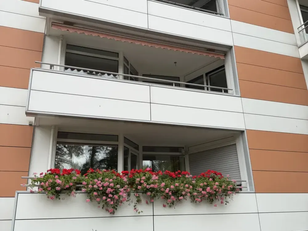 HelleAttraktive 2-Zimmer-Wohnung mit Balkon, Aufzug & Tiefgarage in Düsseldorf-Stockum