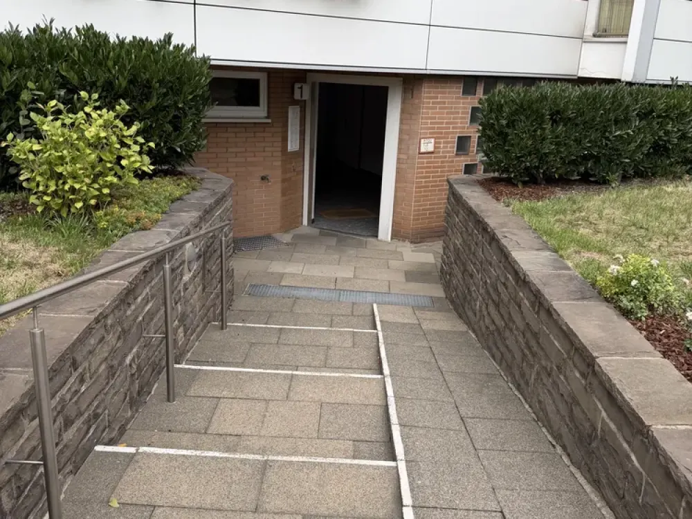 HelleAttraktive 2-Zimmer-Wohnung mit Balkon, Aufzug & Tiefgarage in Düsseldorf-Stockum