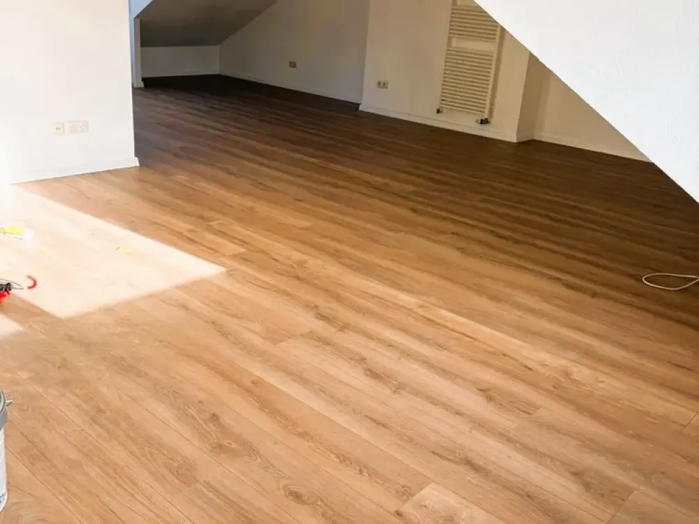 Dachgeschosswohnung mit Wohlfühlgarantie, schön gestalteten Bädern und einem Stellplatz.