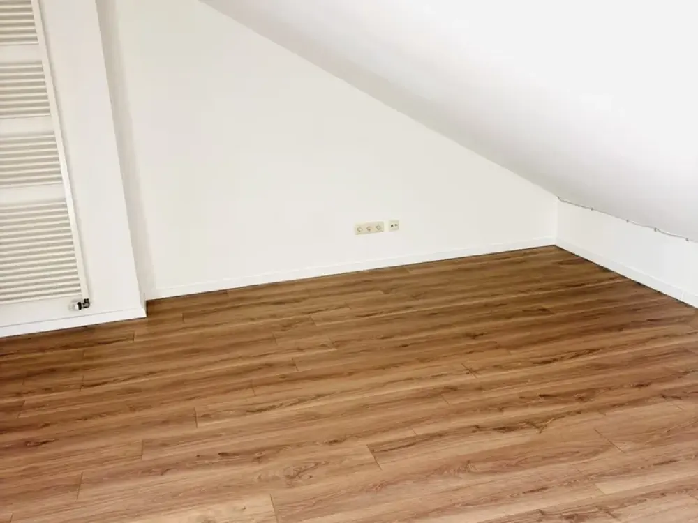 Dachgeschosswohnung mit Wohlfühlgarantie, schön gestalteten Bädern und einem Stellplatz.