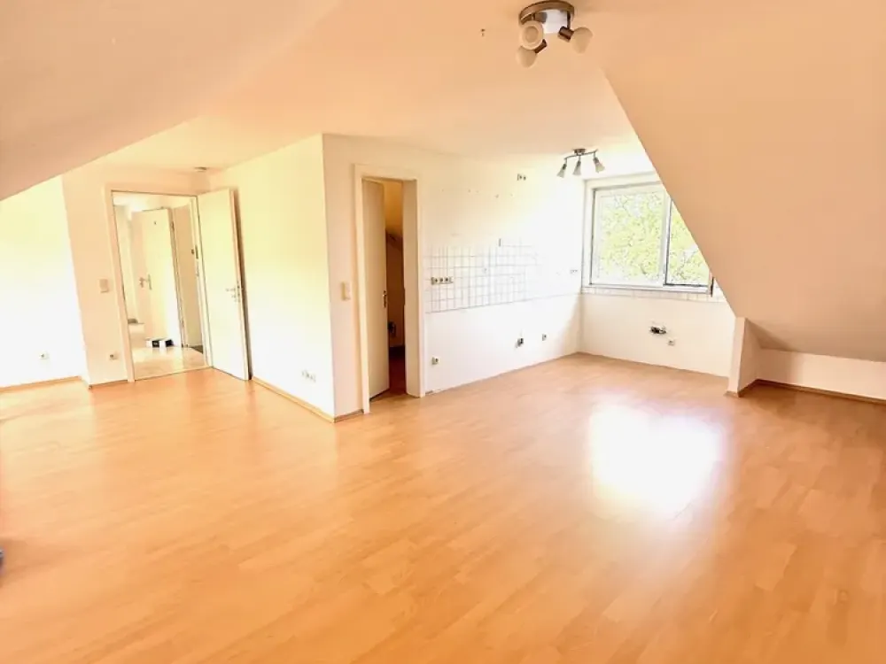 Dachgeschosswohnung mit Wohlfühlgarantie, schön gestalteten Bädern und einem Stellplatz.
