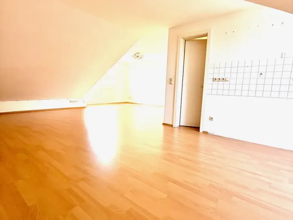 Dachgeschosswohnung mit Wohlfühlgarantie, schön gestalteten Bädern und einem Stellplatz.