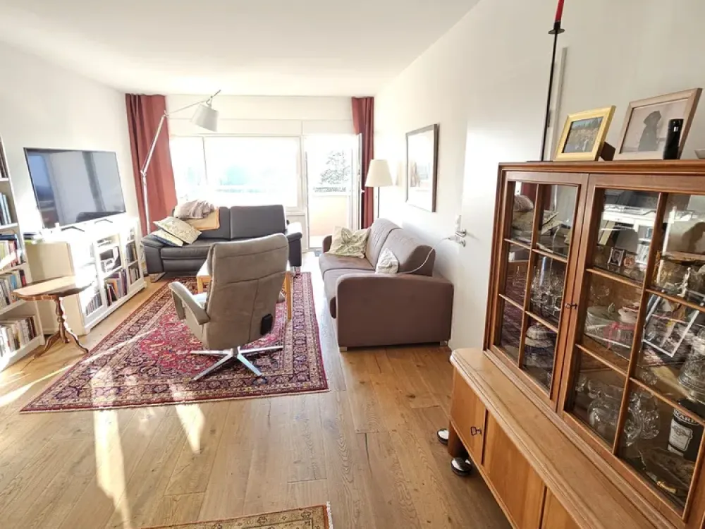 Erstvermietung nach Renovierung - Wunderschöne 2-Zimmer Wohnung im 7. OG mit Balkon und Mainblick