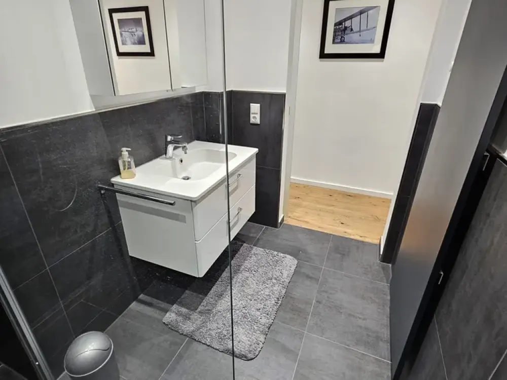 Erstvermietung nach Renovierung - Wunderschöne 2-Zimmer Wohnung im 7. OG mit Balkon und Mainblick