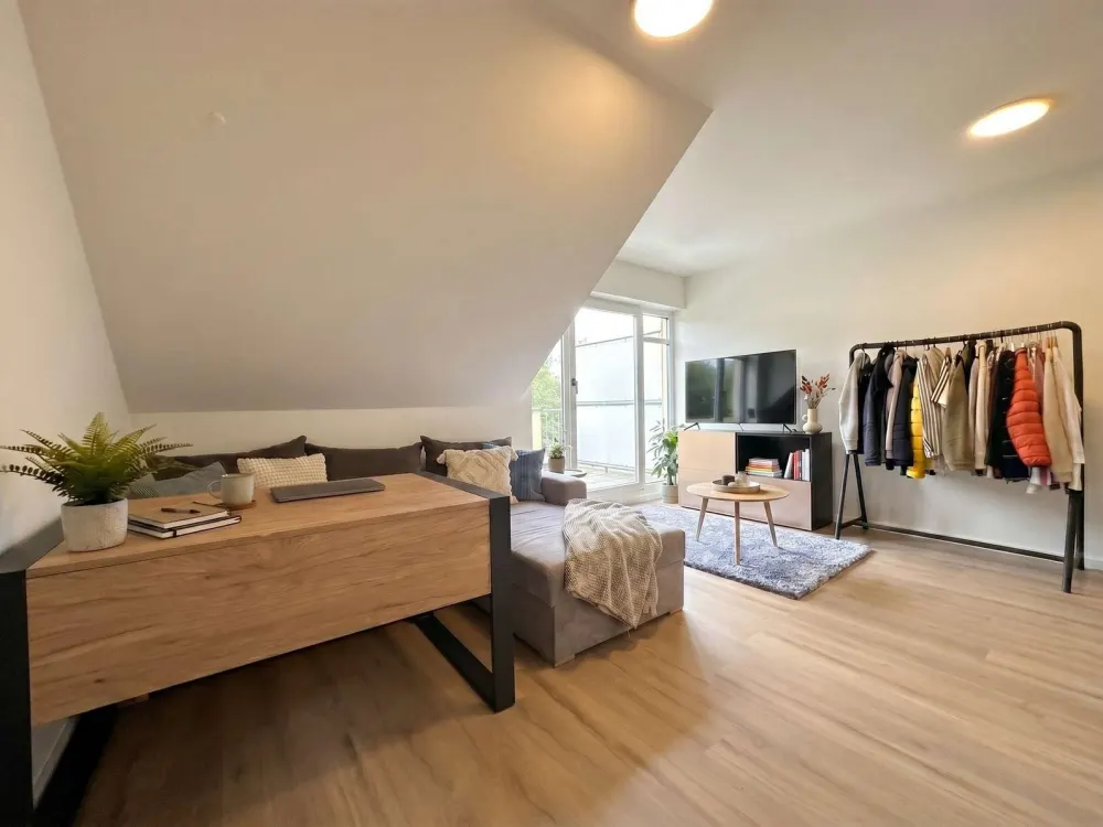 Kernsanierte 2-R-W mit Balkon und zwei Stellplätzen