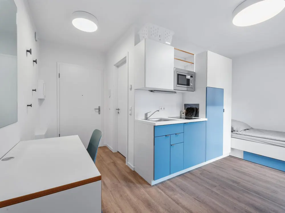 Möbliertes Studio mit Balkon