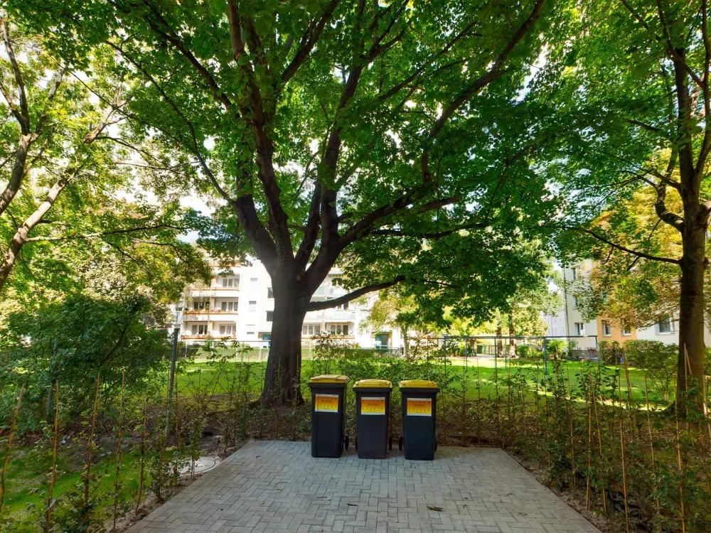 Möbliertes Studio mit Balkon