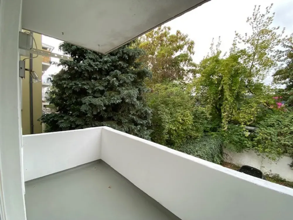 Completely Renovated 3-Room Apartment with Balcony in Central Location