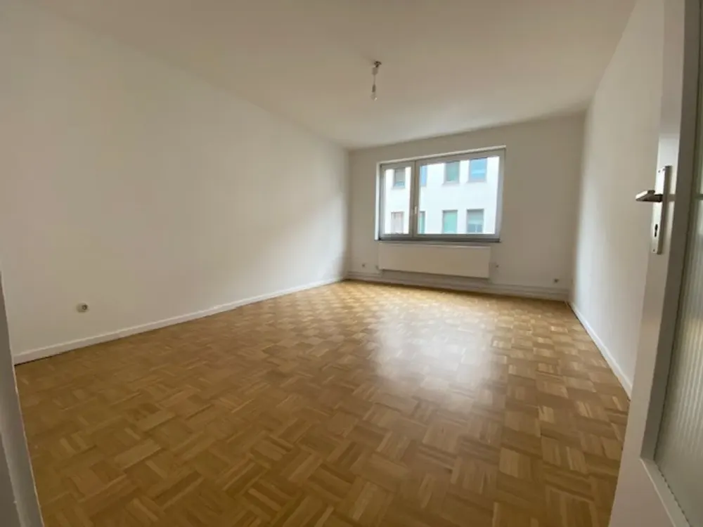 Completely Renovated 3-Room Apartment with Balcony in Central Location